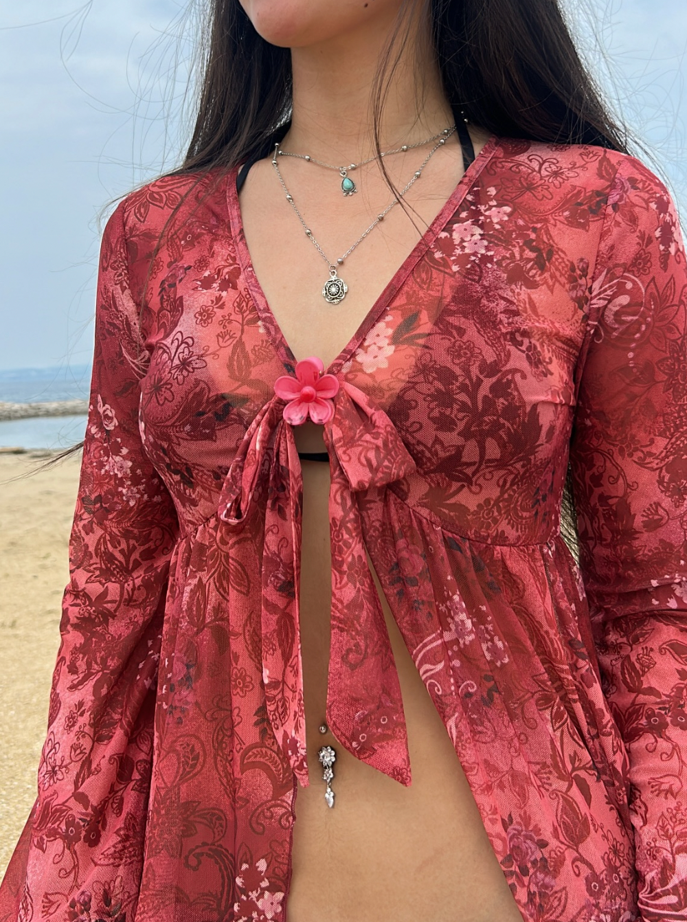 ベルスリーブ付き花柄シアーメッシュブラウス