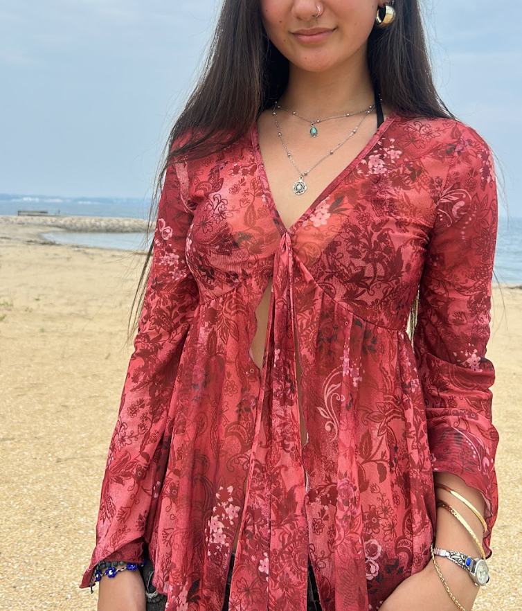 ベルスリーブ付き花柄シアーメッシュブラウス