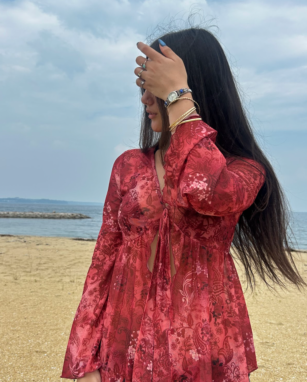 ベルスリーブ付き花柄シアーメッシュブラウス