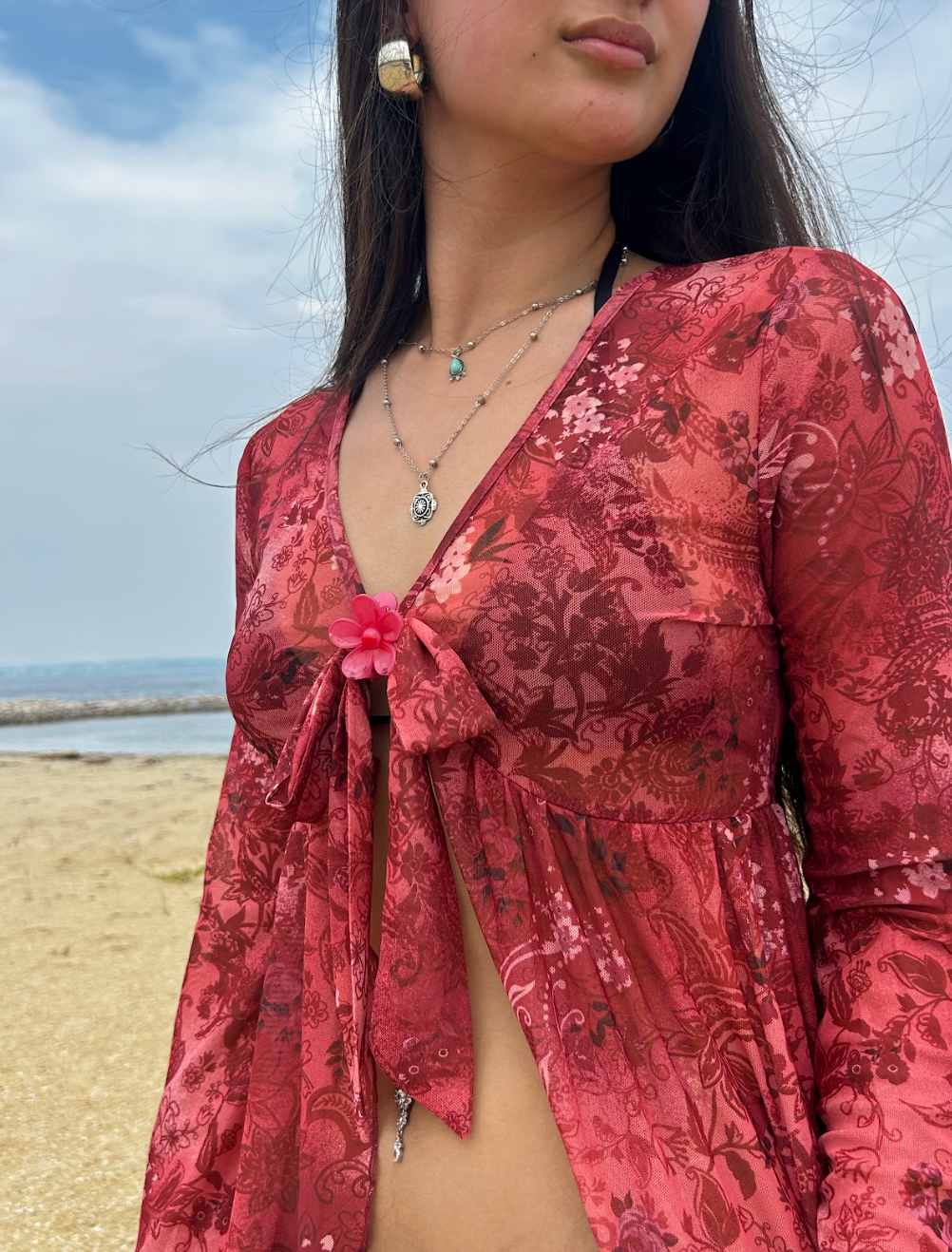 ベルスリーブ付き花柄シアーメッシュブラウス