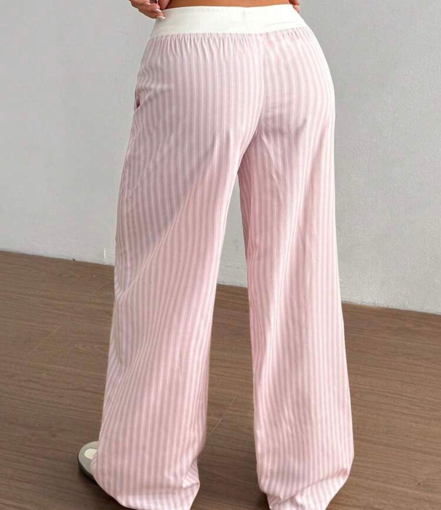 ピンクストライプのワイドレッグルームパンツ（コントラストウエスト付き）